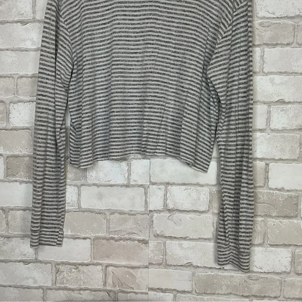Wild Fable Gray & White Striped Long Sleeve Crop Top Size L